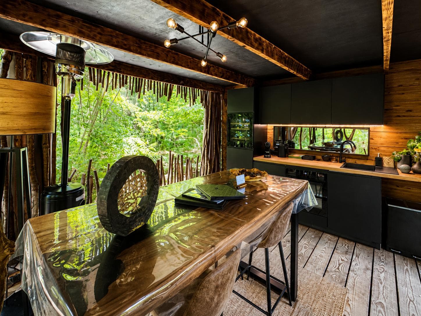 Un seul ÉcoLodge avec Jacuzzi & Sauna privatifs au cœur de 44 hectares de forêt privée