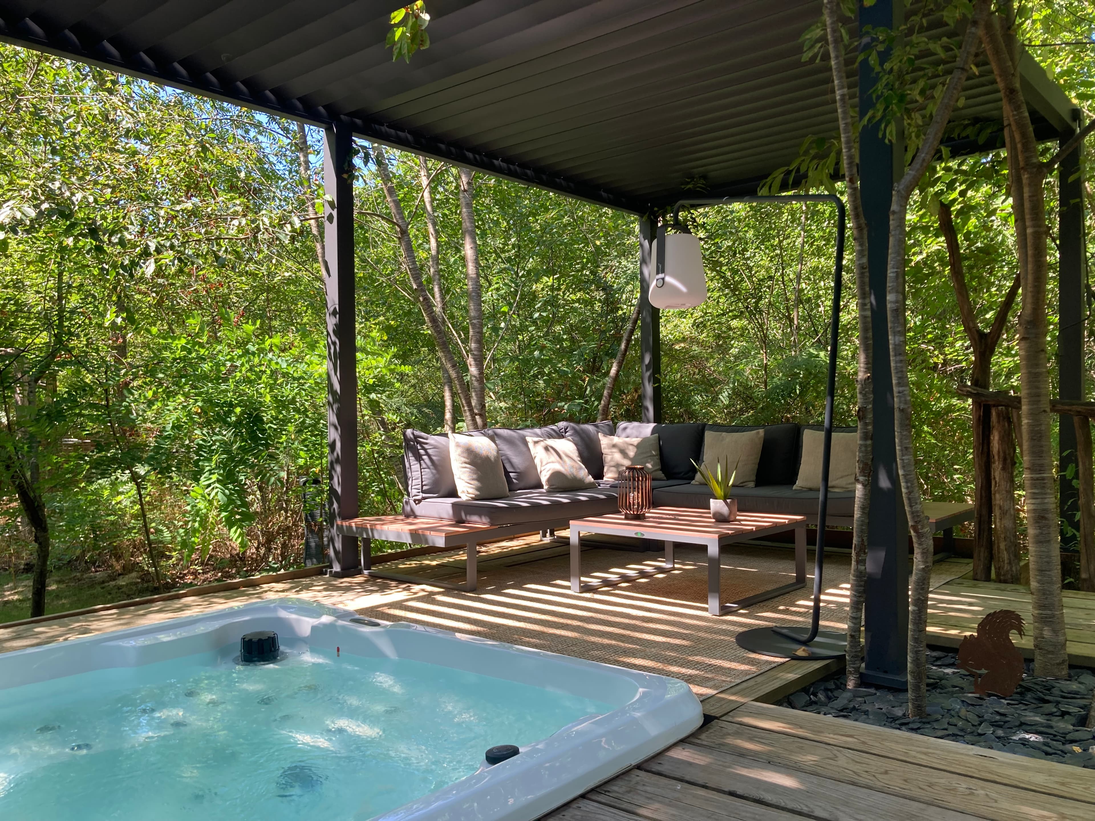 Un seul ÉcoLodge avec Jacuzzi & Sauna privatifs au cœur de 44 hectares de forêt privée