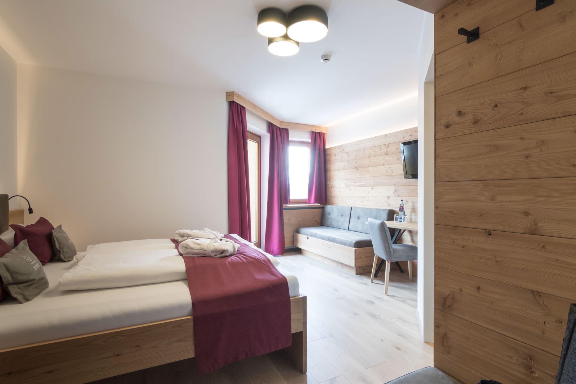 Bergzimmer Plus — Vue jardin + canapé