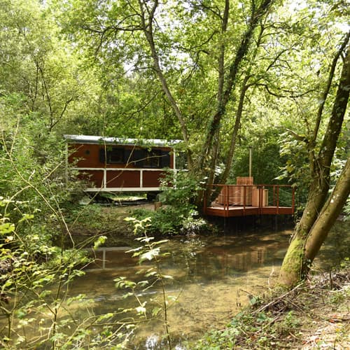 Roulotte au bord de l'eau