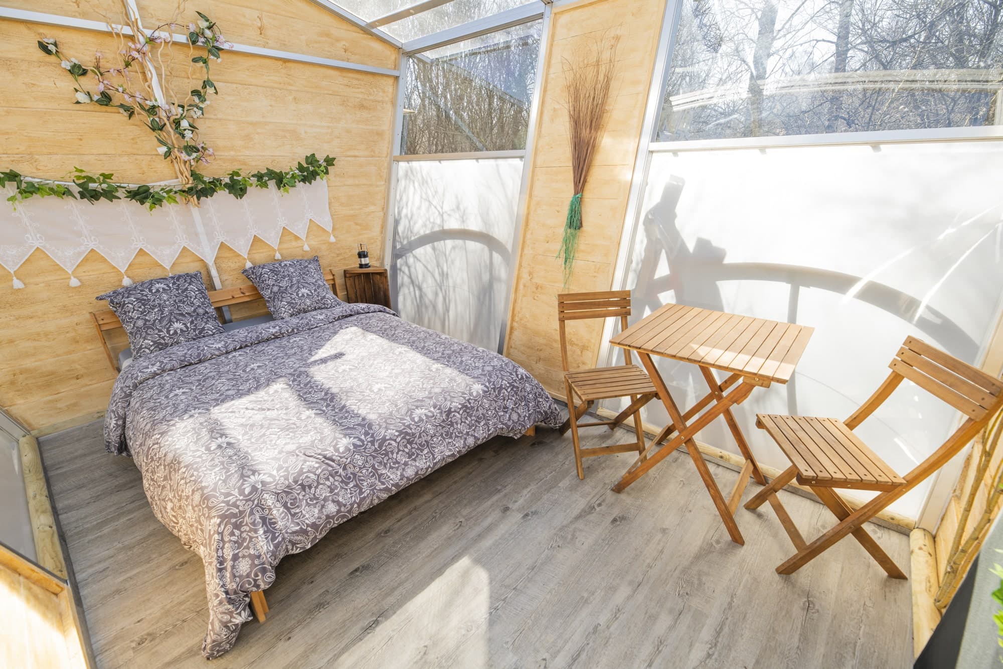L'Orée — Cahute en bois côté forêt