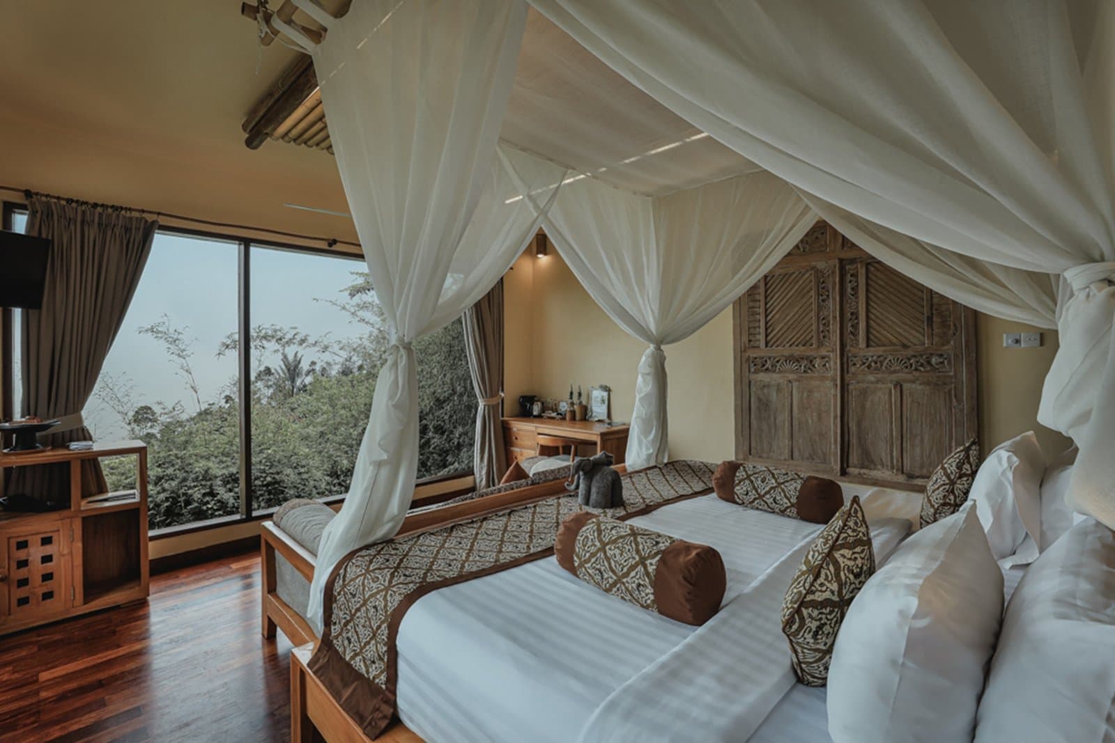 Luxury Suite — Panoramic sanctuary